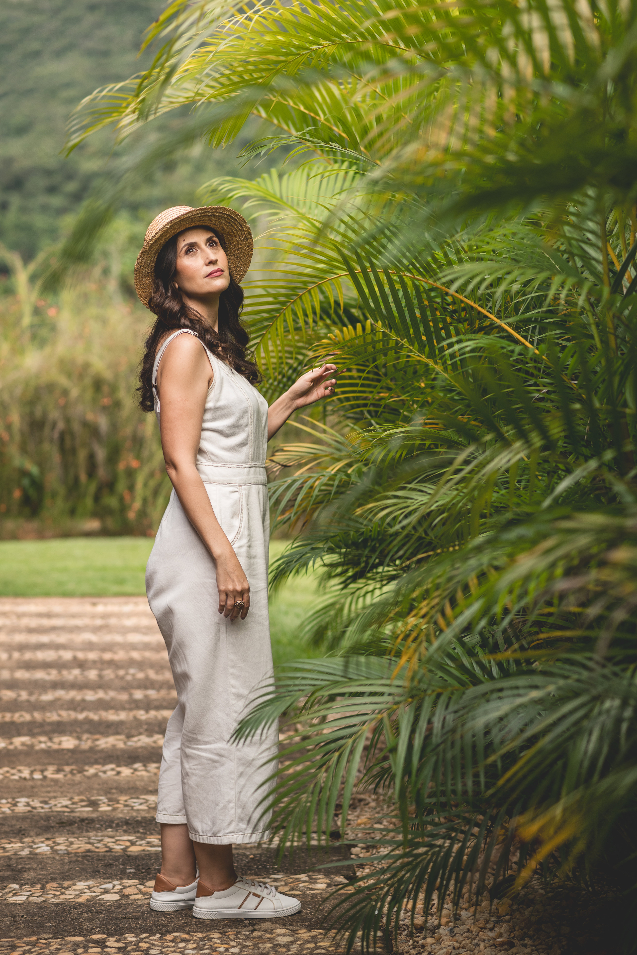 Luiza Juste em jardim de alto padrão
